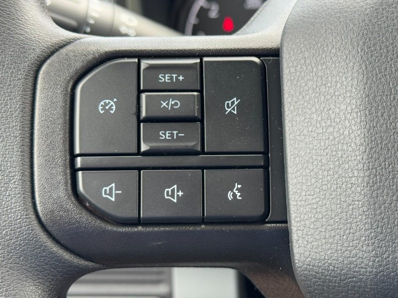 Ford Super Duty F-250 SRW Vehicle Full-screen Gallery Image 10