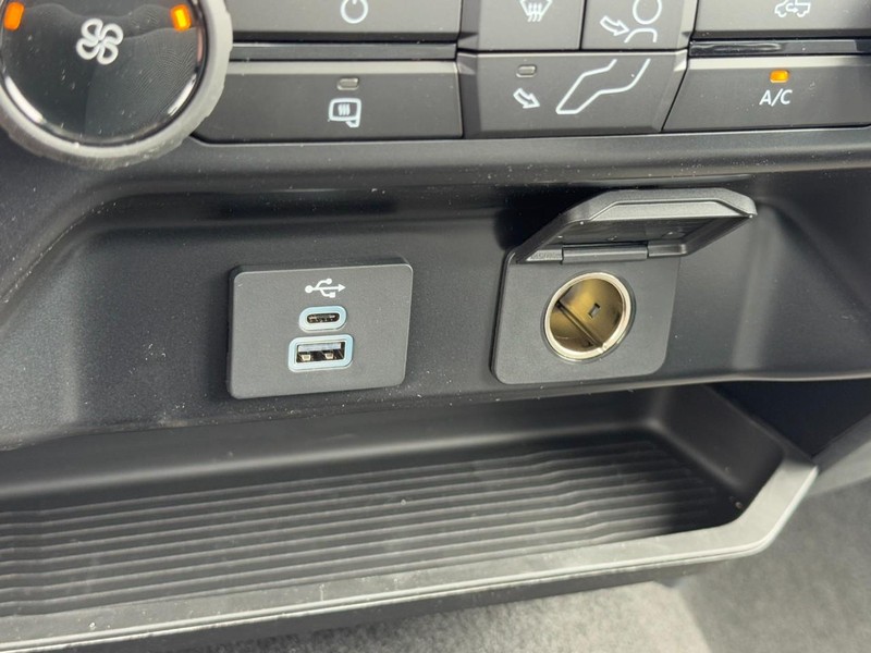 Ford Super Duty F-250 SRW Vehicle Full-screen Gallery Image 12