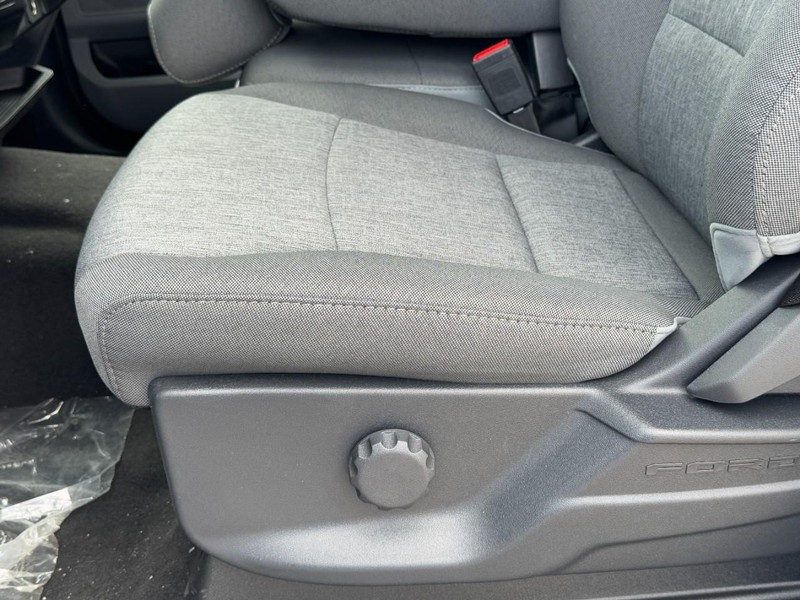 Ford Super Duty F-250 SRW Vehicle Full-screen Gallery Image 15