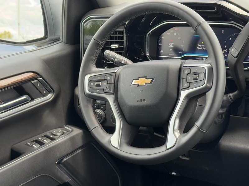 Chevrolet Silverado 1500 Vehicle Full-screen Gallery Image 12