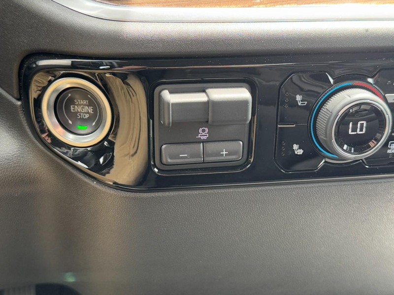 Chevrolet Silverado 1500 Vehicle Full-screen Gallery Image 19