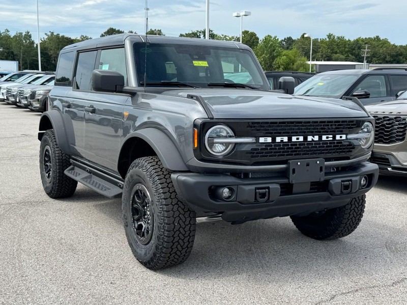 Ford Bronco Vehicle Full-screen Gallery Image 2