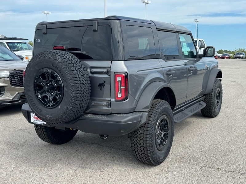 Ford Bronco Vehicle Full-screen Gallery Image 3
