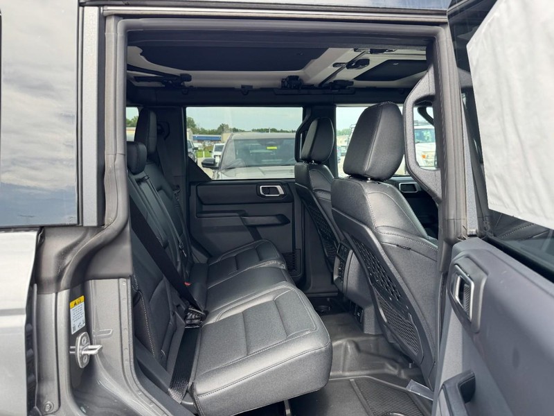 Ford Bronco Vehicle Full-screen Gallery Image 5