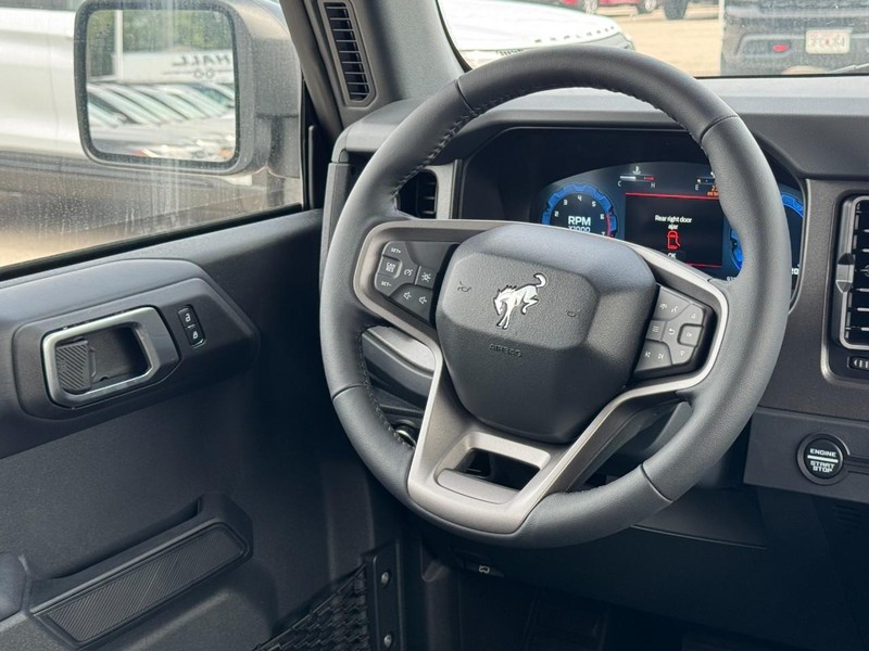 Ford Bronco Vehicle Full-screen Gallery Image 7