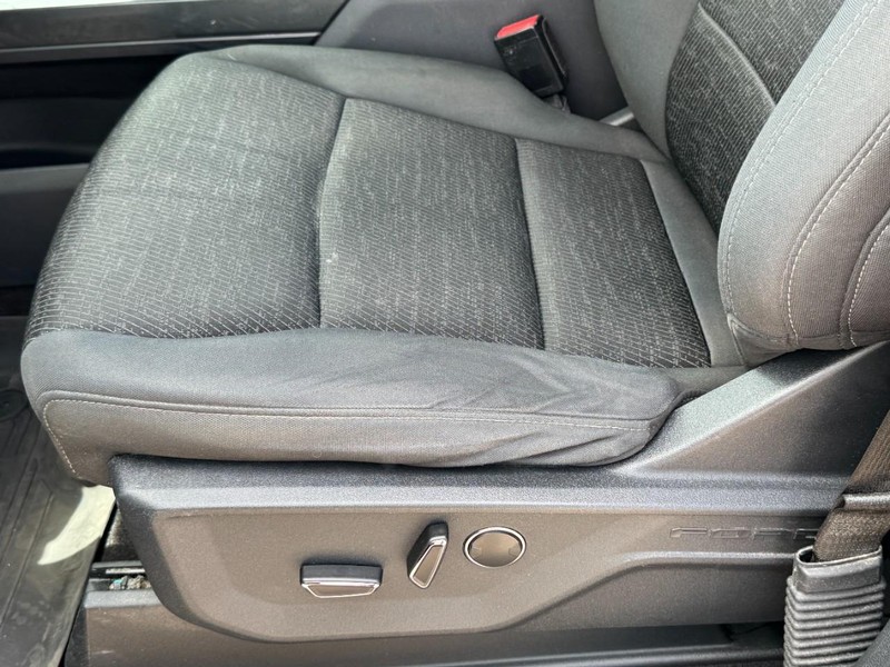 Ford F-150 Vehicle Full-screen Gallery Image 23