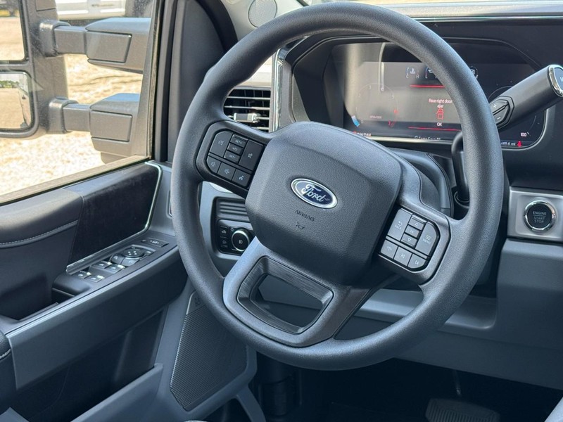 Ford Super Duty F-350 SRW Vehicle Image 07
