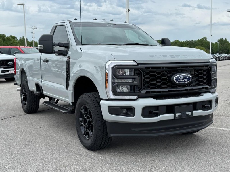 Ford Super Duty F-250 SRW Vehicle Image 02