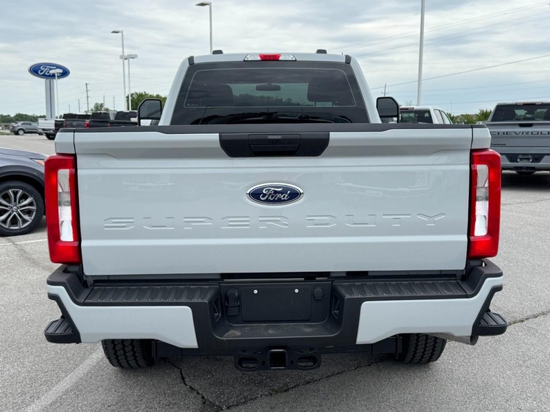 Ford Super Duty F-250 SRW Vehicle Image 04