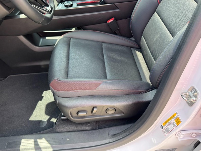 Chevrolet Equinox Vehicle Full-screen Gallery Image 23