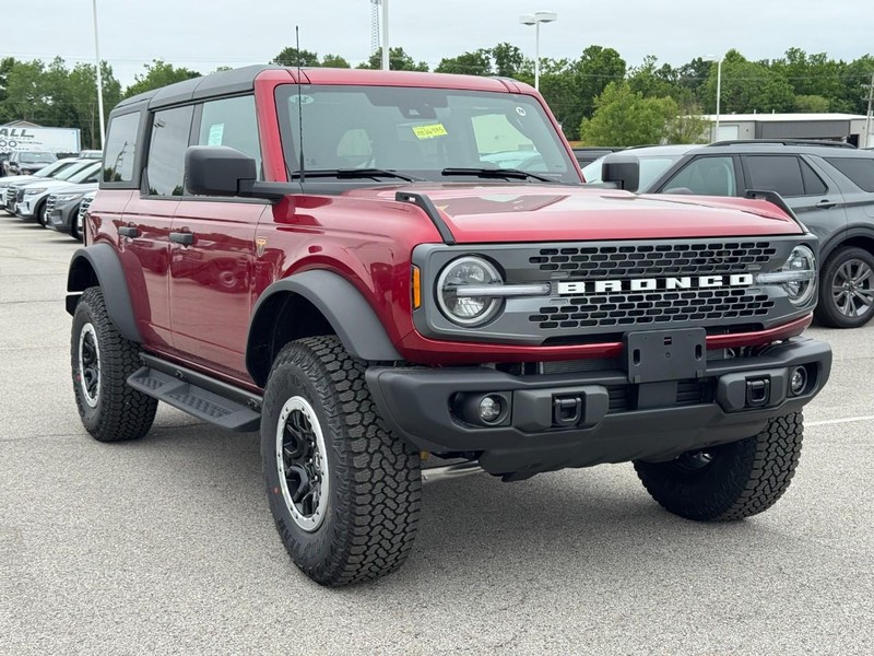 Ford Bronco Vehicle Full-screen Gallery Image 2
