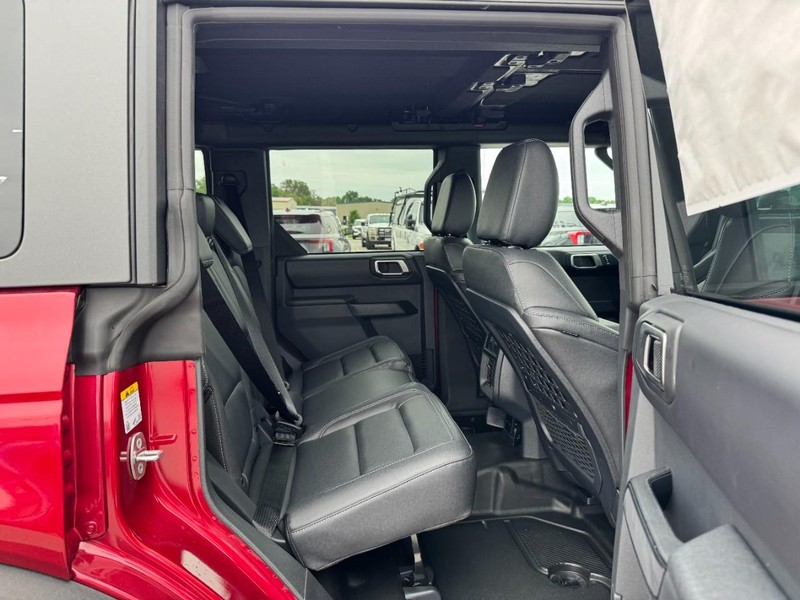 Ford Bronco Vehicle Full-screen Gallery Image 5