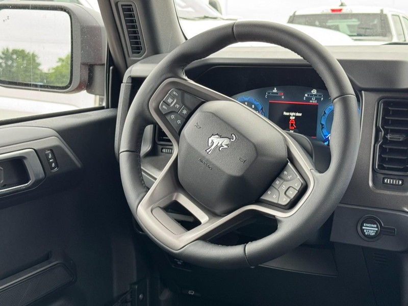 Ford Bronco Vehicle Full-screen Gallery Image 7