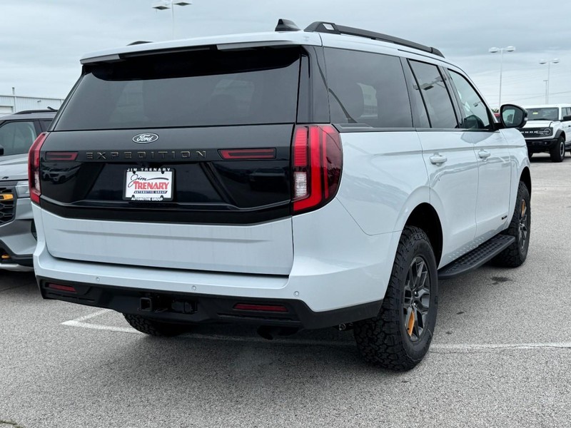 Ford Expedition Vehicle Full-screen Gallery Image 3