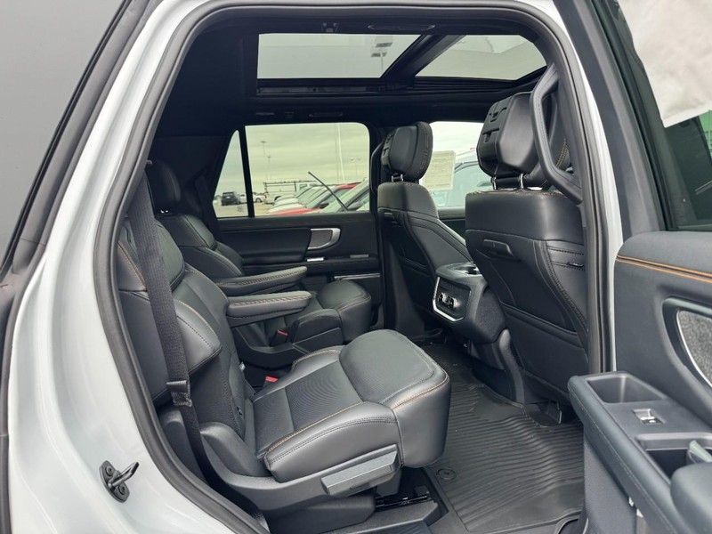 Ford Expedition Vehicle Full-screen Gallery Image 5