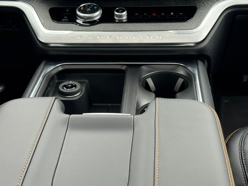 Ford Expedition Vehicle Full-screen Gallery Image 10