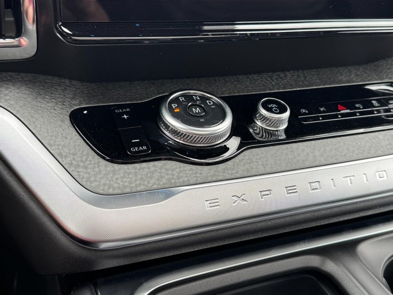 Ford Expedition Vehicle Full-screen Gallery Image 13