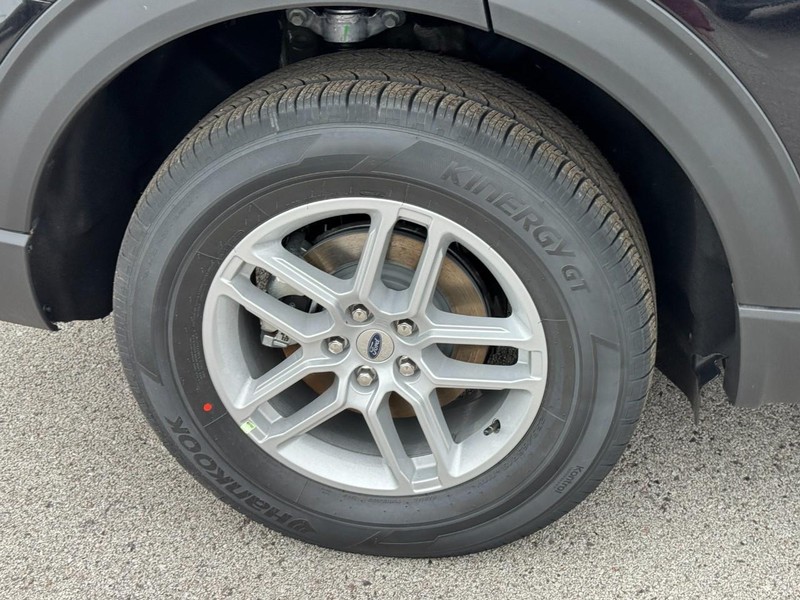 Ford Explorer Vehicle Image 04