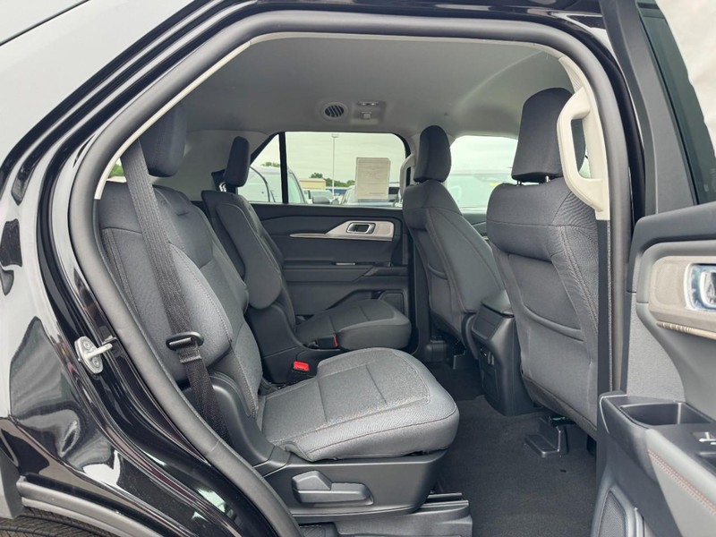 Ford Explorer Vehicle Image 05