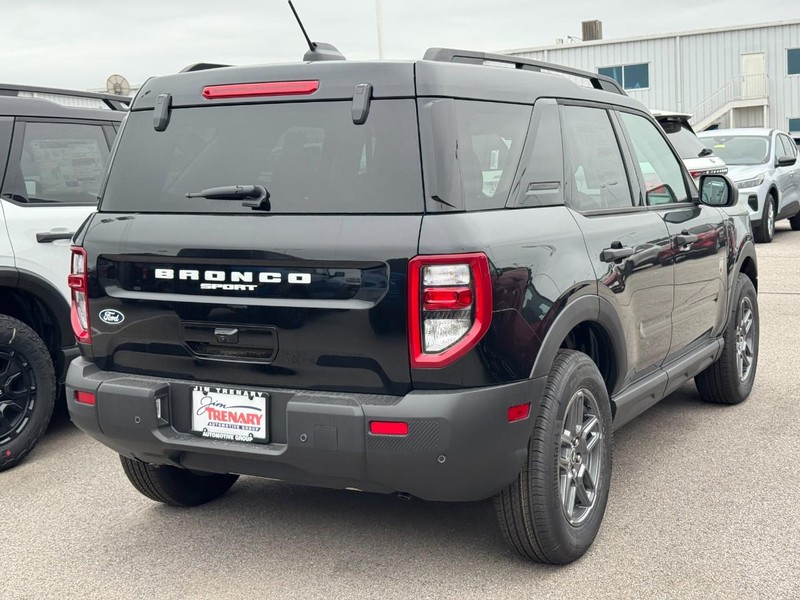 Ford Bronco Sport Vehicle Full-screen Gallery Image 3