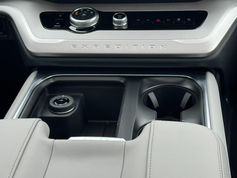 Ford Expedition Max Vehicle Image 10