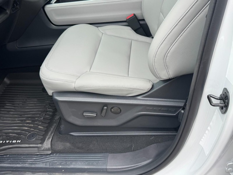 Ford Expedition Max Vehicle Image 17