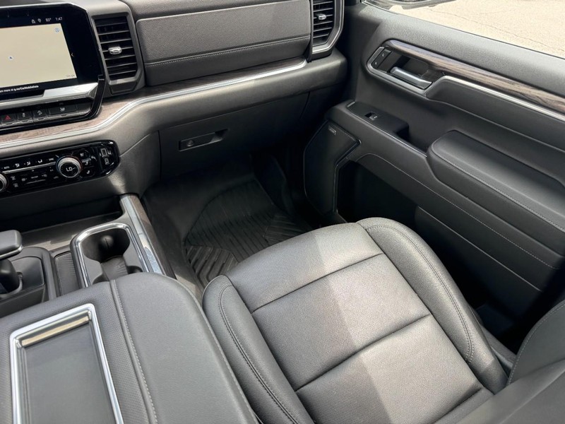Chevrolet Silverado 1500 Vehicle Full-screen Gallery Image 15