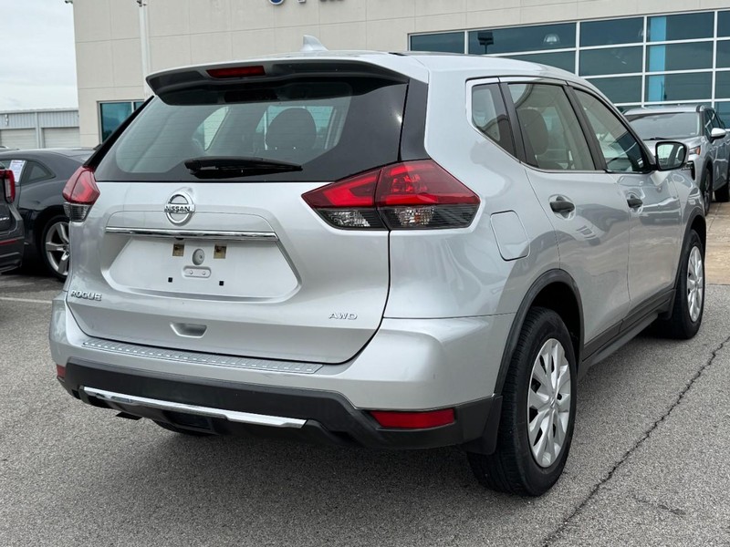 Nissan Rogue Vehicle Full-screen Gallery Image 3