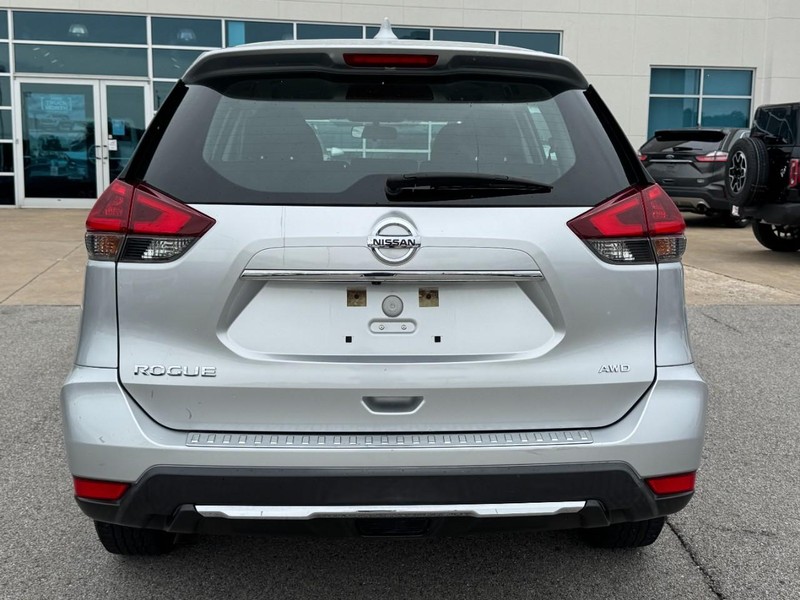 Nissan Rogue Vehicle Full-screen Gallery Image 4