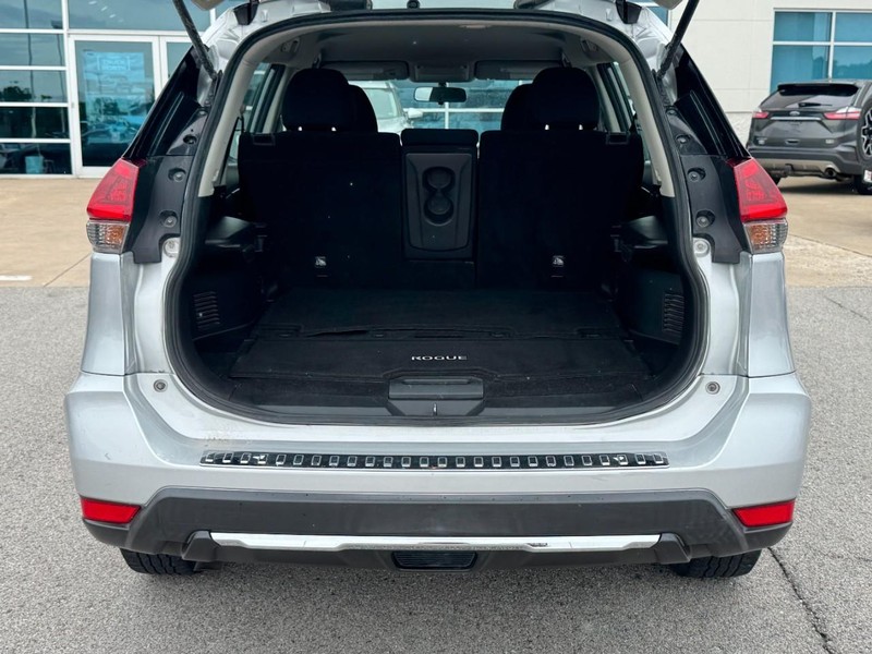 Nissan Rogue Vehicle Full-screen Gallery Image 5