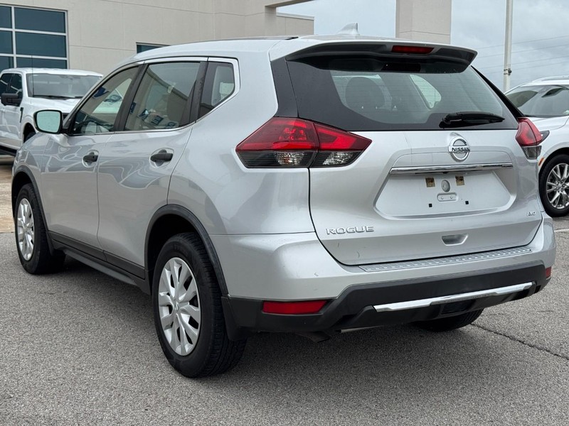 Nissan Rogue Vehicle Full-screen Gallery Image 6