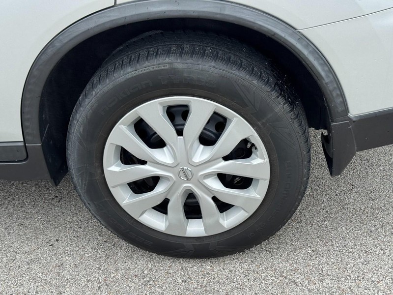 Nissan Rogue Vehicle Full-screen Gallery Image 7