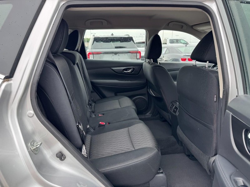 Nissan Rogue Vehicle Full-screen Gallery Image 10