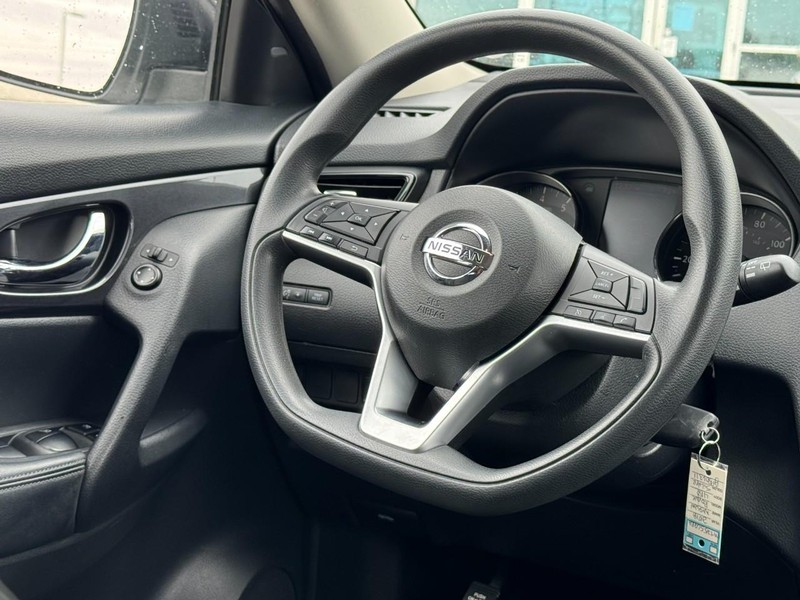 Nissan Rogue Vehicle Full-screen Gallery Image 12