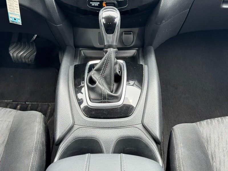 Nissan Rogue Vehicle Full-screen Gallery Image 14