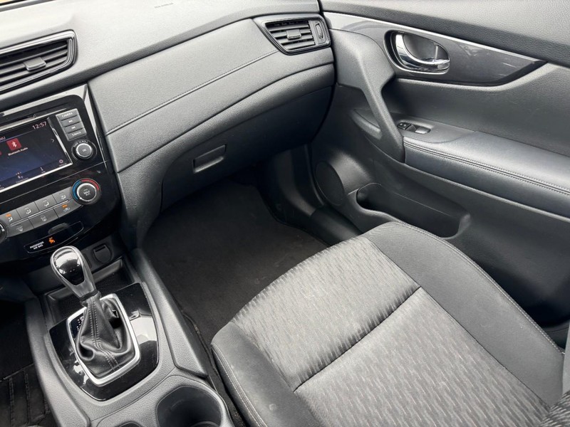 Nissan Rogue Vehicle Full-screen Gallery Image 15