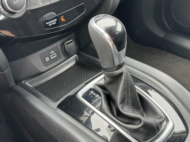 Nissan Rogue Vehicle Full-screen Gallery Image 19