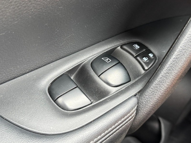 Nissan Rogue Vehicle Full-screen Gallery Image 21