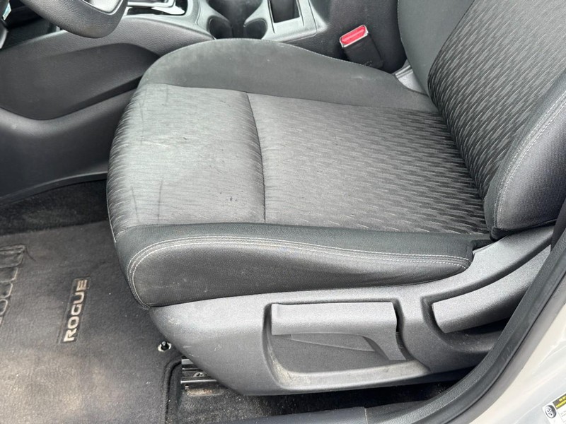 Nissan Rogue Vehicle Full-screen Gallery Image 22