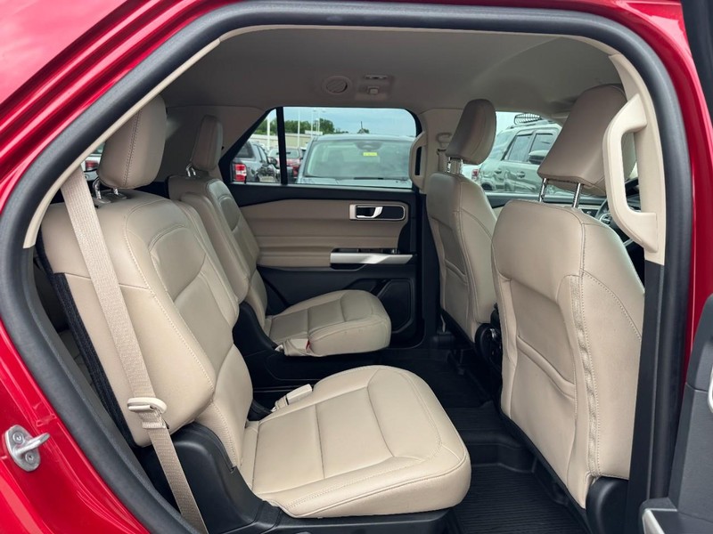 Ford Explorer Vehicle Full-screen Gallery Image 10