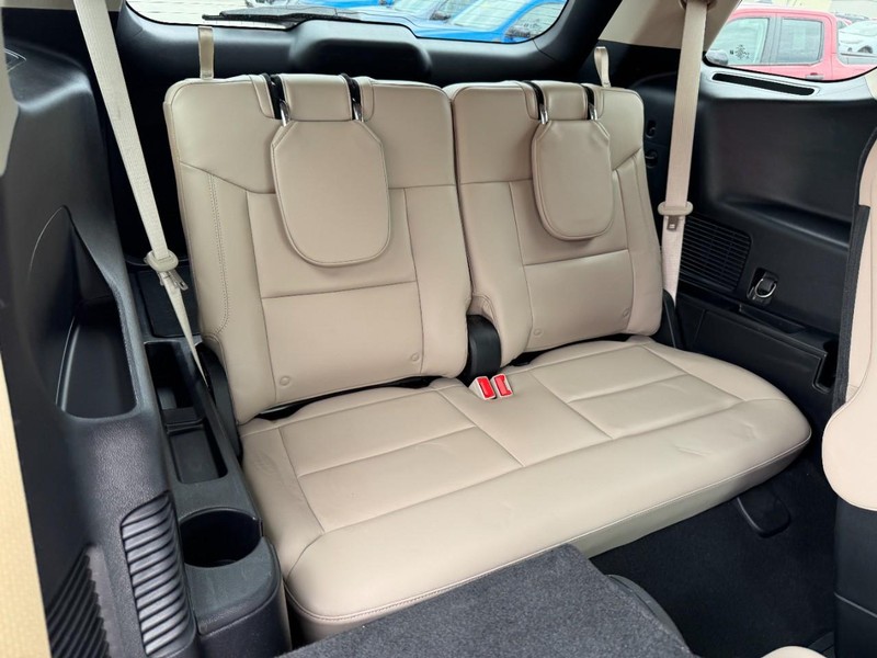 Ford Explorer Vehicle Full-screen Gallery Image 11