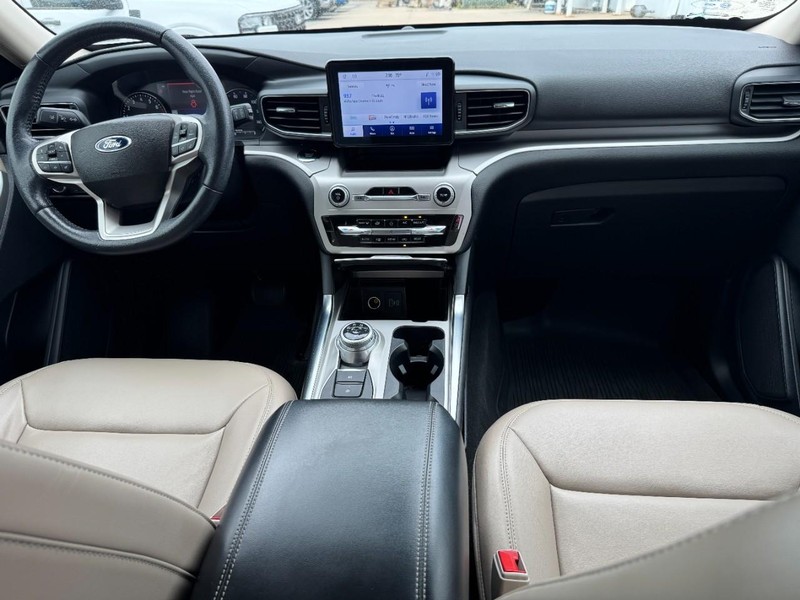 Ford Explorer Vehicle Full-screen Gallery Image 12