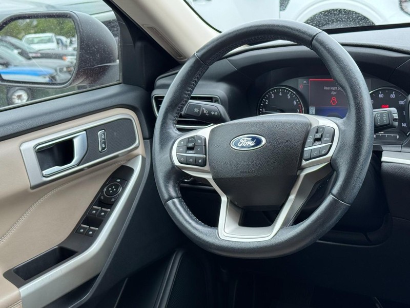 Ford Explorer Vehicle Full-screen Gallery Image 13