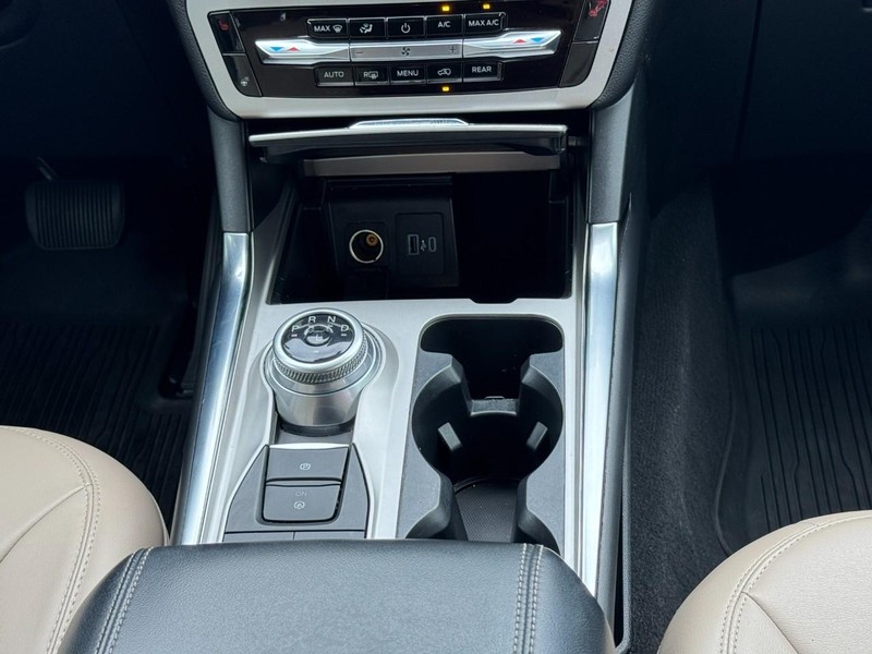 Ford Explorer Vehicle Full-screen Gallery Image 15