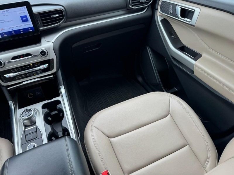Ford Explorer Vehicle Full-screen Gallery Image 16