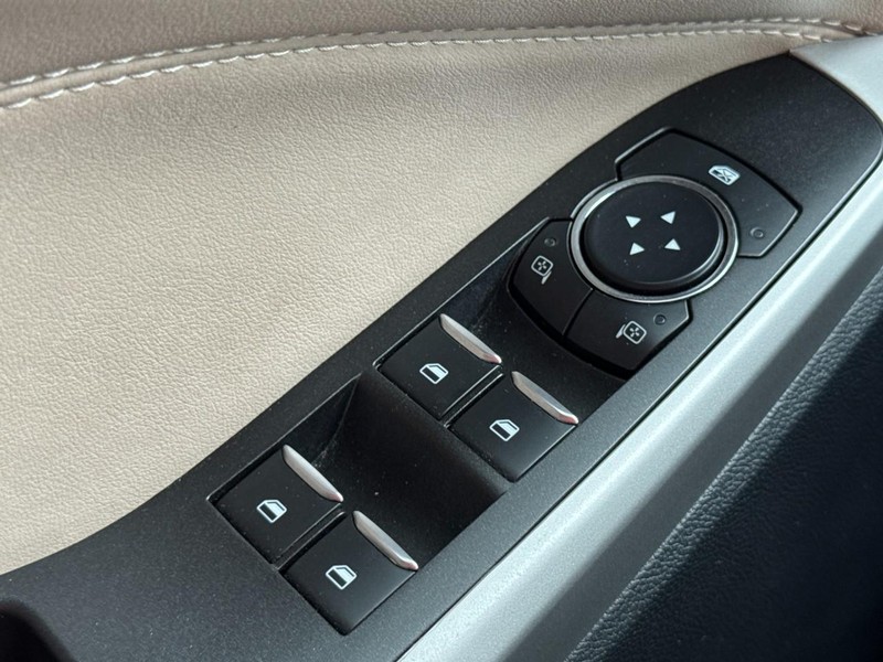 Ford Explorer Vehicle Full-screen Gallery Image 24