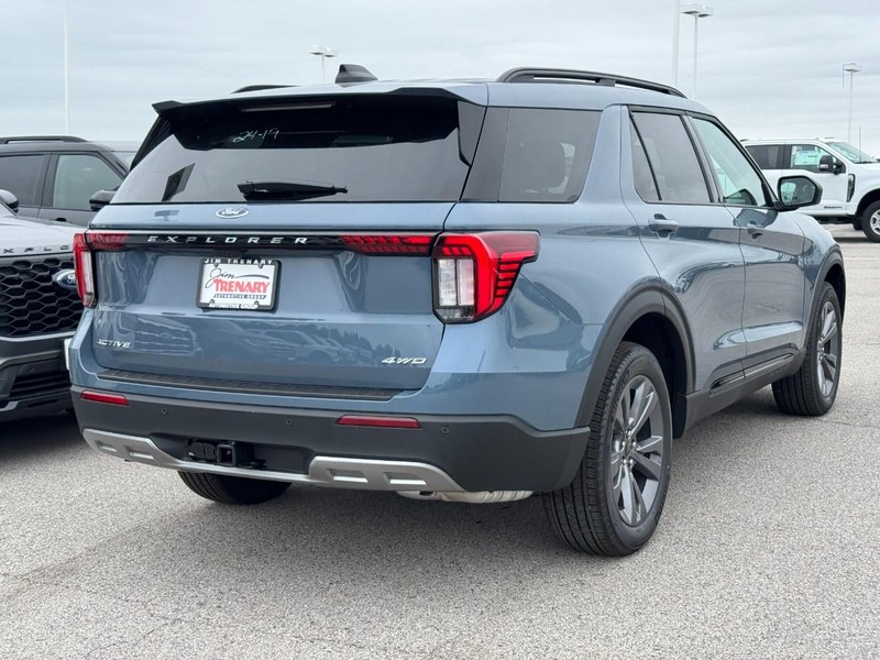Ford Explorer Vehicle Image 03