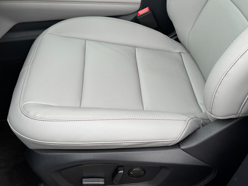 Ford Explorer Vehicle Image 17