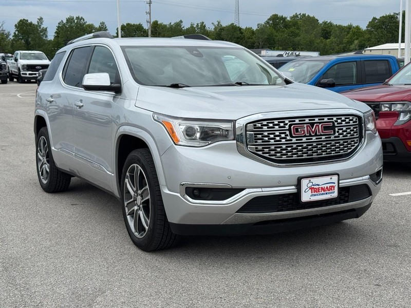 GMC Acadia Vehicle Full-screen Gallery Image 2