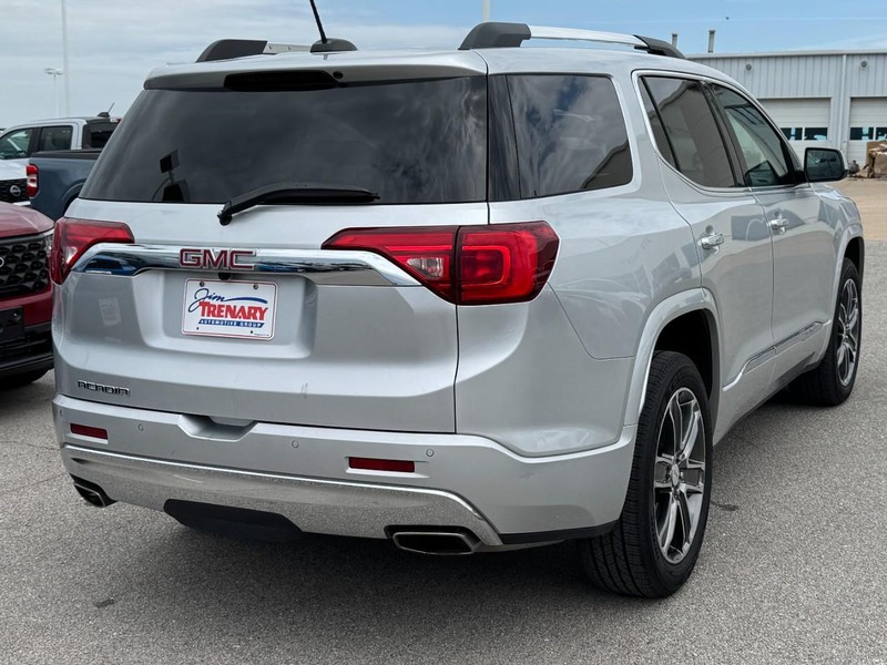 GMC Acadia Vehicle Full-screen Gallery Image 3